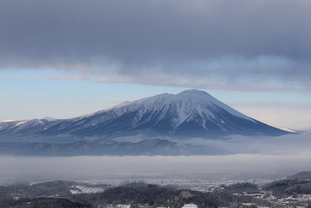 雲低く