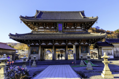 山門を通り