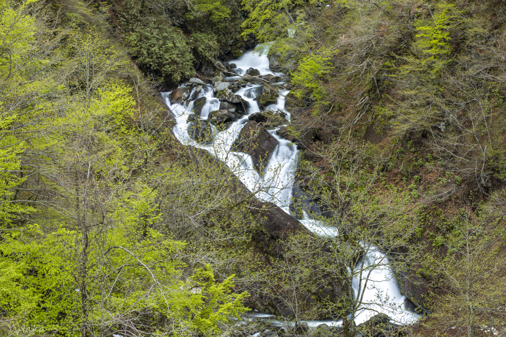 駆け落ちる流れ
