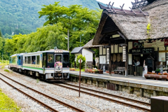 茅葺屋根の駅舎