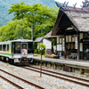 茅葺屋根の駅舎