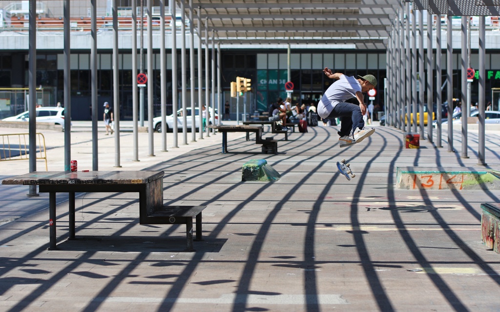  A MOMENT OF SKATEBOARDING 