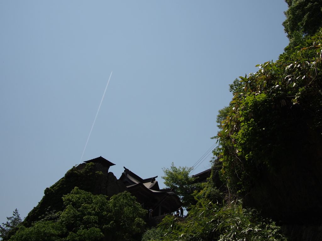 山寺と飛行機雲