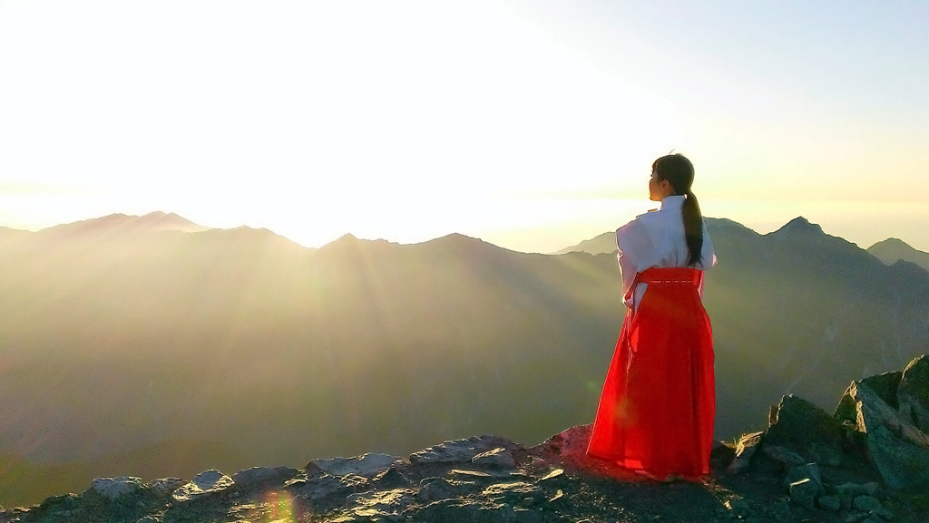 雄山山頂での聖なる祈り