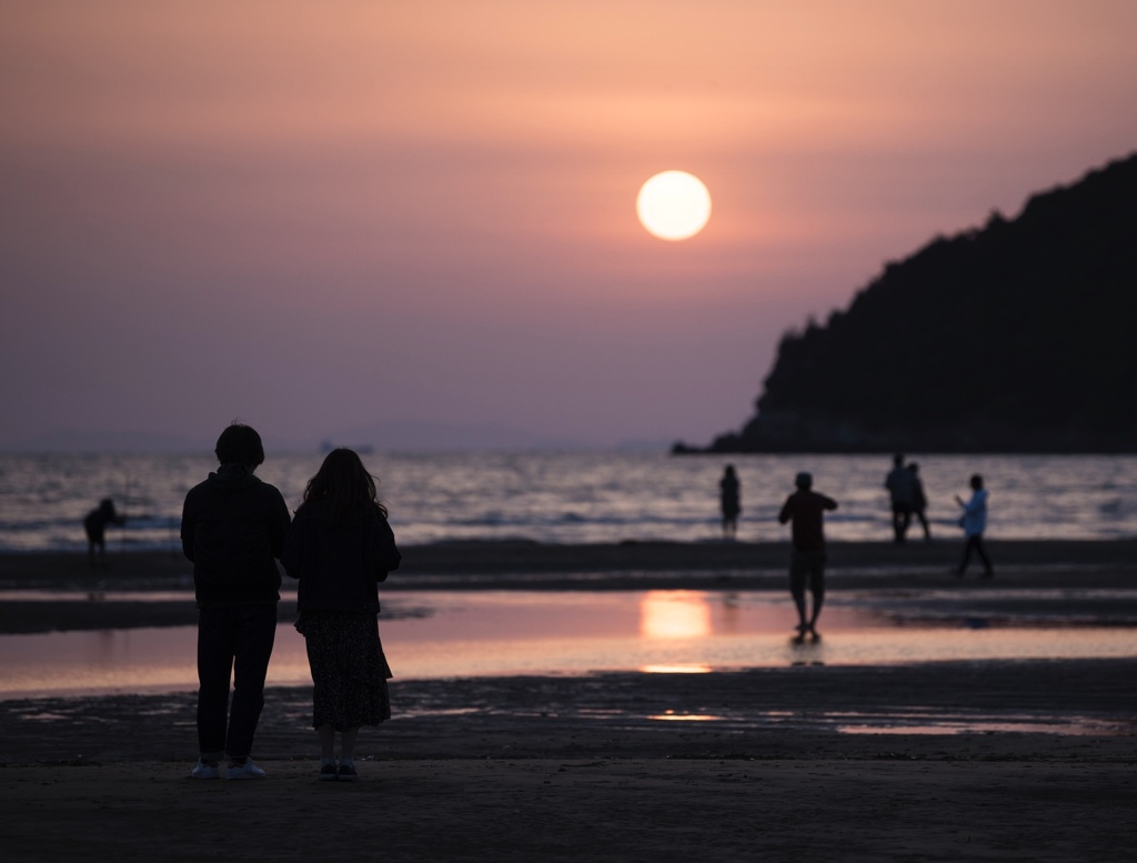 夕浜に集う