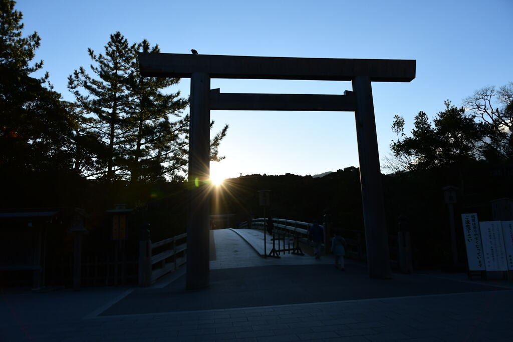 冬至　伊勢神宮内宮　日の出