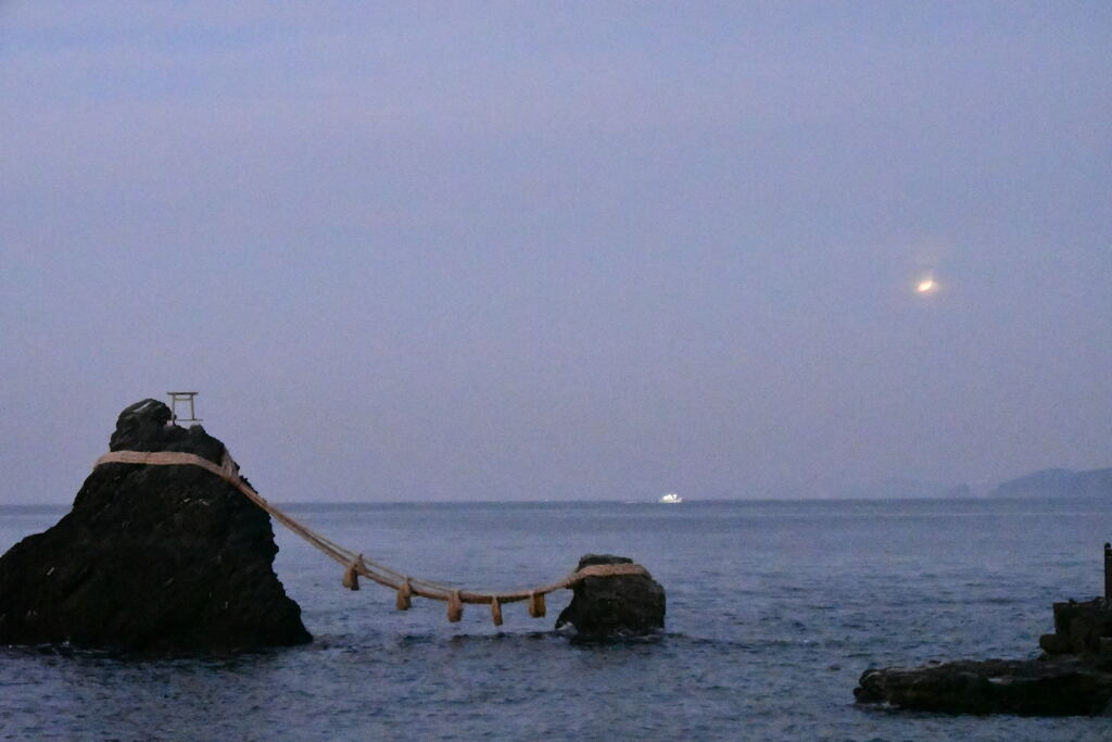 夫婦岩と部分月食