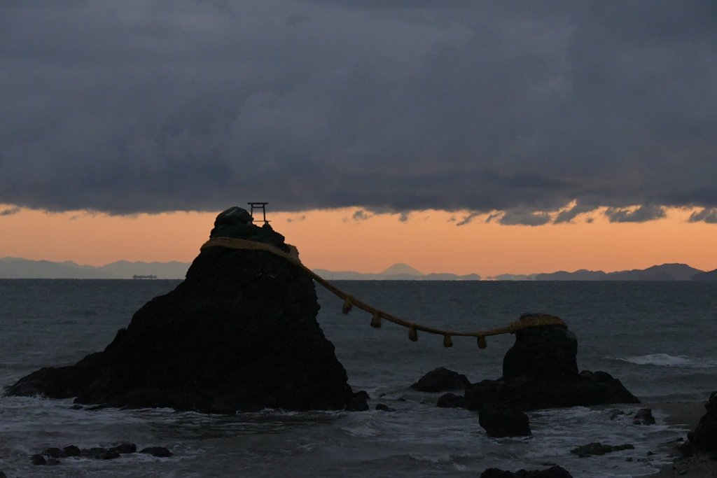 夫婦岩と富士山