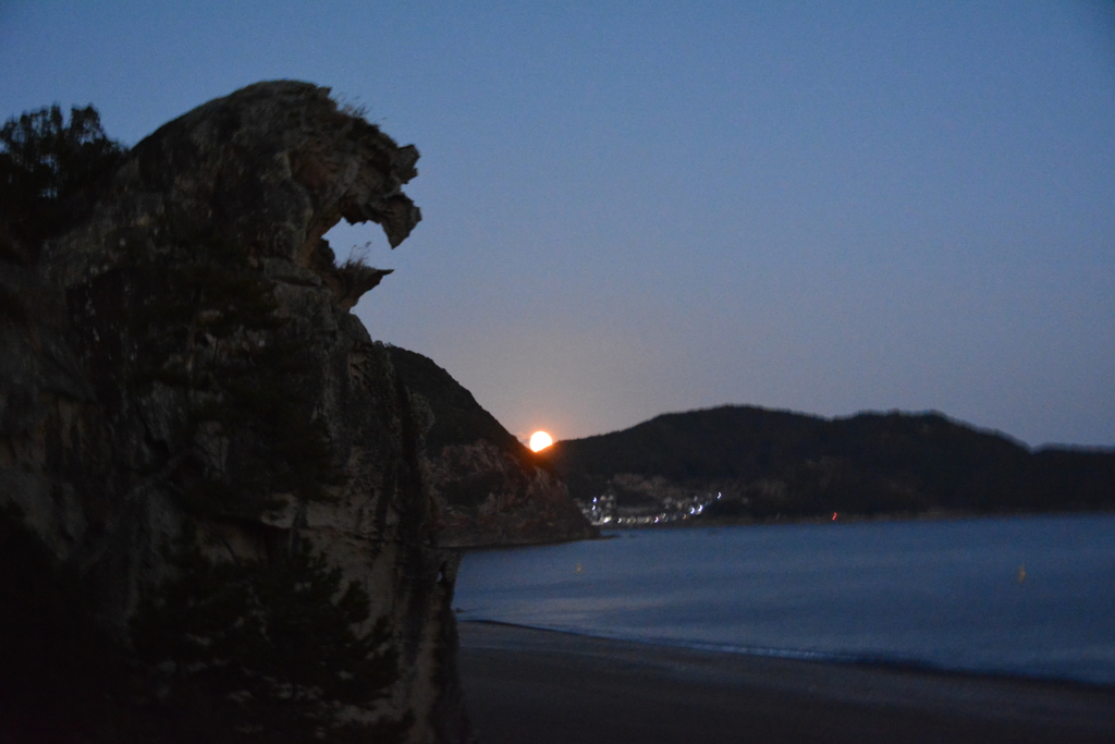七里御浜と獅子岩とス－パ－ム－ン－