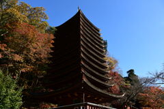 談山神社　十三重塔と紅葉