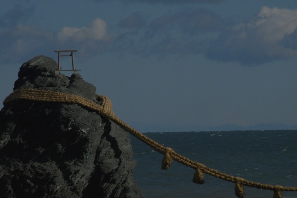 夫婦岩と白富士山