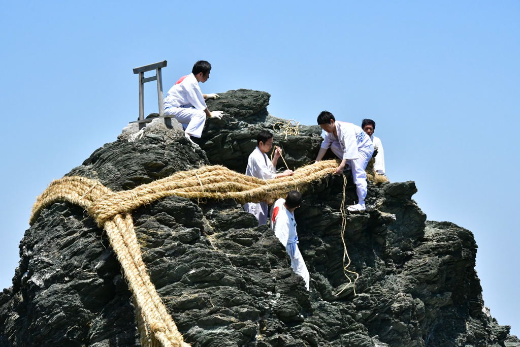 二見　大注連縄張神事