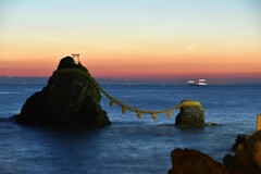 夫婦岩と暁月と富士山と船