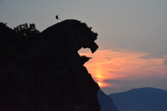 獅子岩と朝焼け