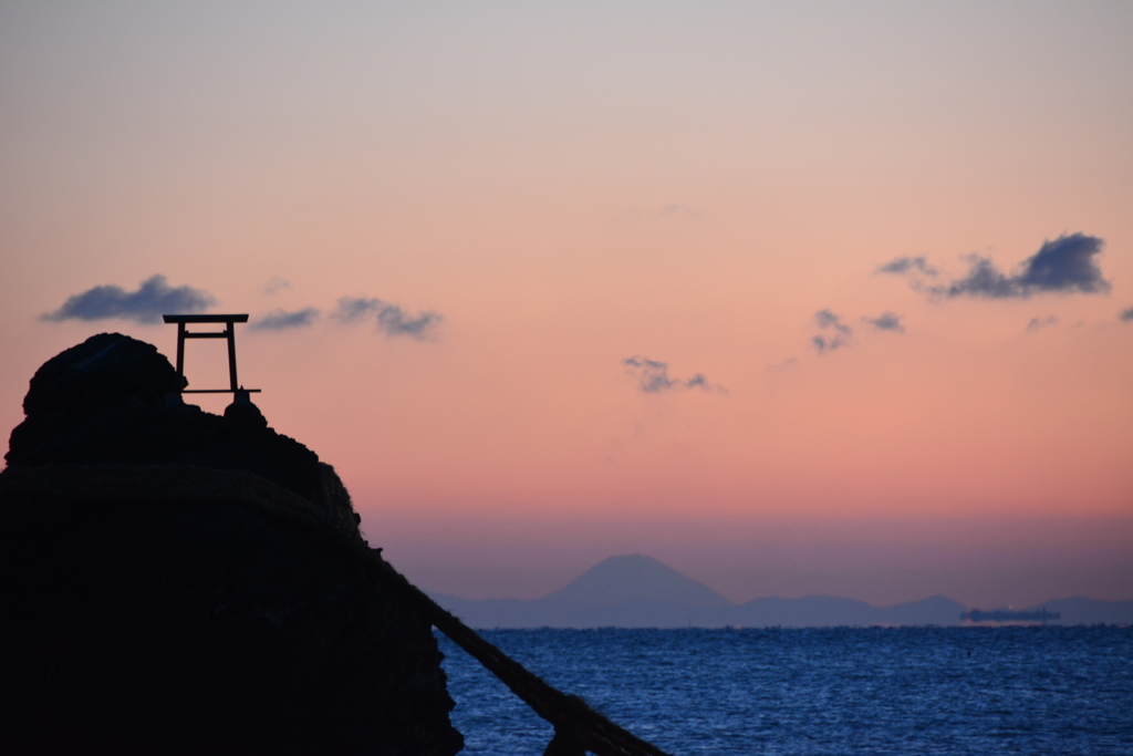 夫婦岩と富士山
