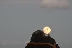 夫婦岩と月の満月