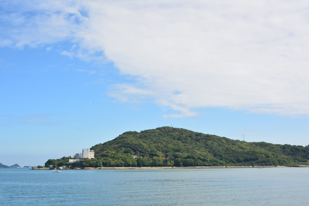 秋空の坂手島
