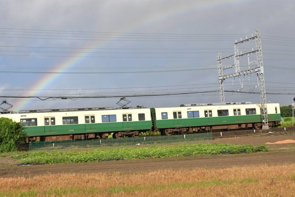 虹と９０周年記念電車