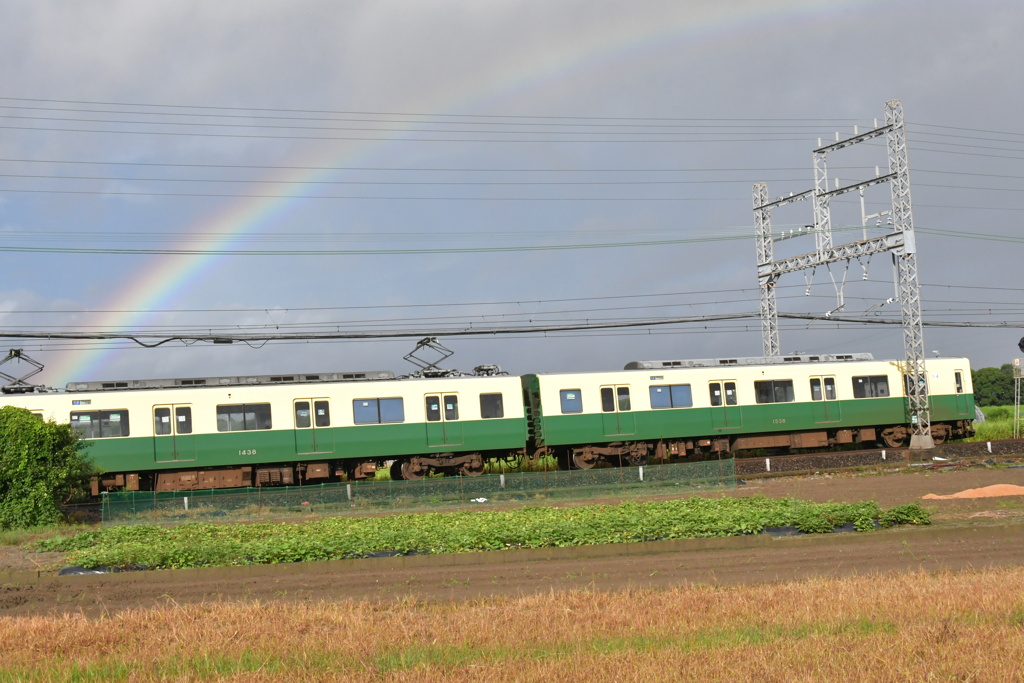 虹と９０周年記念電車