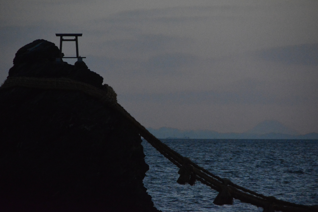 夫婦岩と富士山