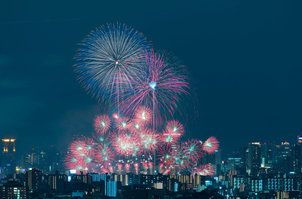 梅田の夜空に打ち上げ！