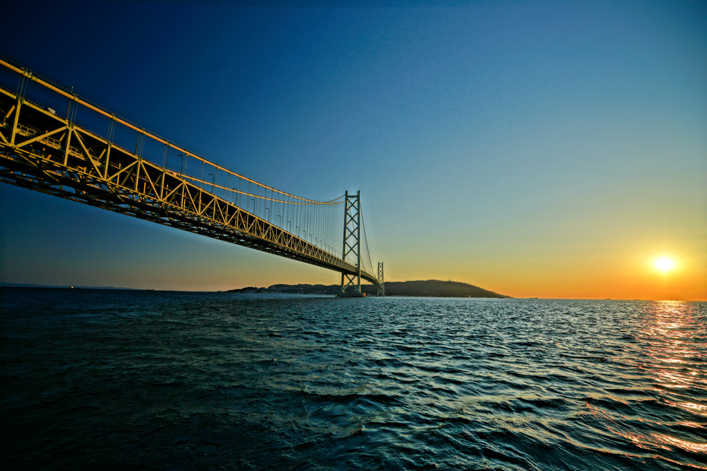 夕暮れの明石海峡大橋