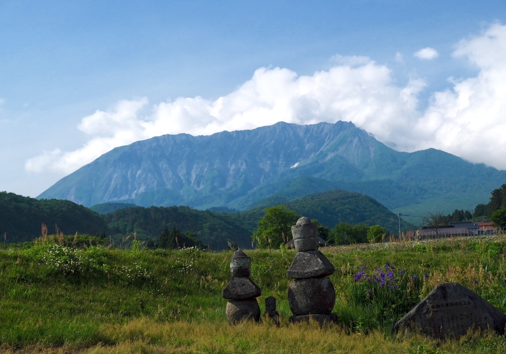 お山に守られて