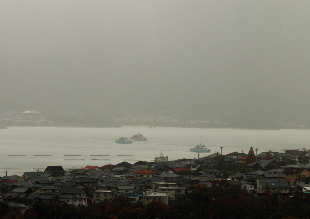 突然の雨で鳥居が霞んだ (>_<)