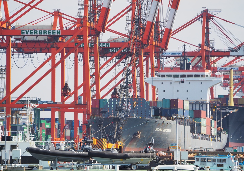 青海埠頭のクレーン群