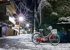 自転車のある夜の雪風景