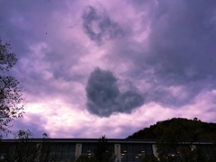 学校にハート雲