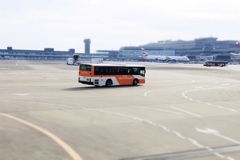 おもちゃのような空港バス