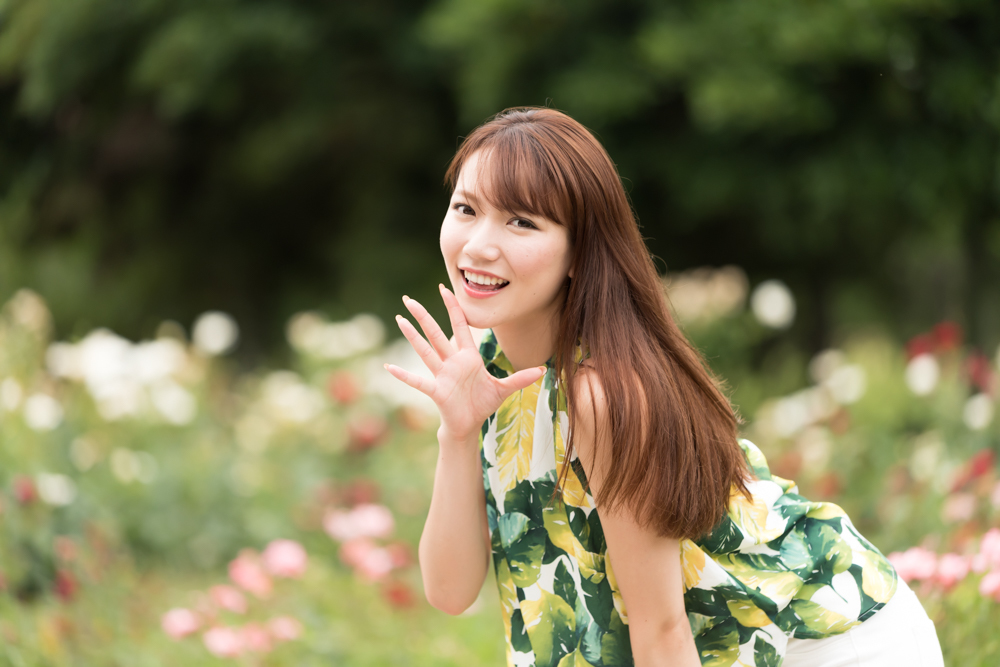 花を背に