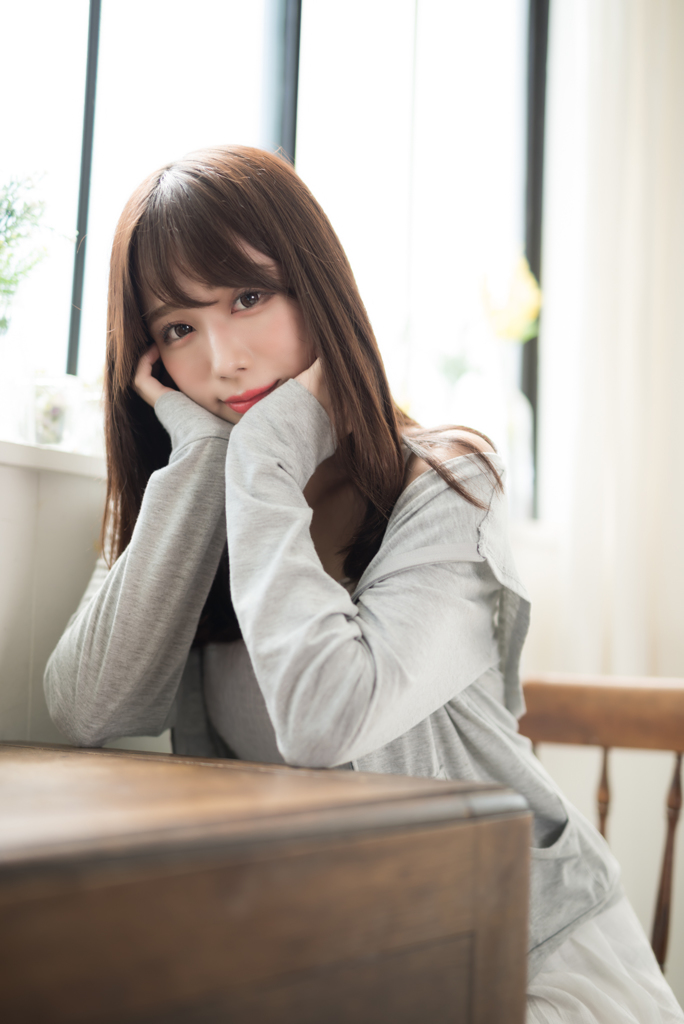 じっ