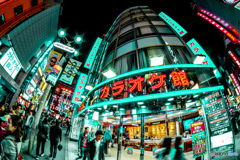 都会のカラオケ館。