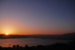 諏訪湖に落ちる夕日
