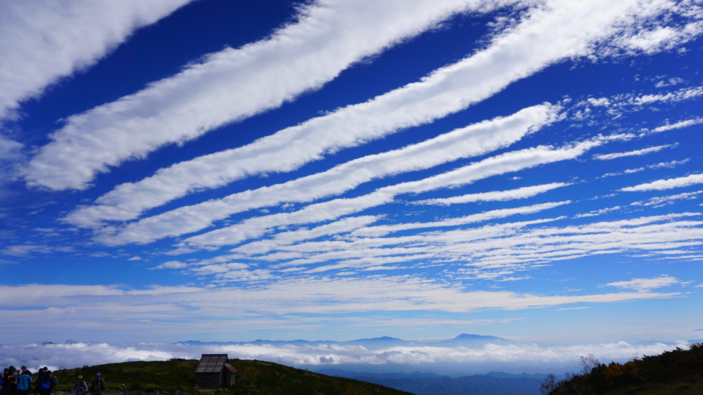 白馬八方尾根から見た雲海とかまぼこ雲