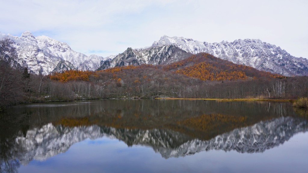 冠雪の戸隠山と鏡池