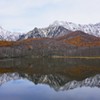 冠雪の戸隠山と鏡池