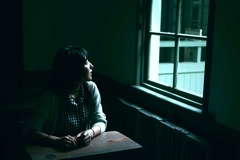 曇天の窓際
