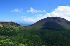 登らないと見れない　浅間山の風景