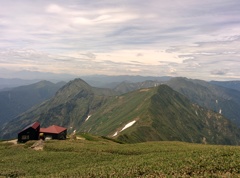 小屋と尾根・・・