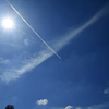 逆光の空に