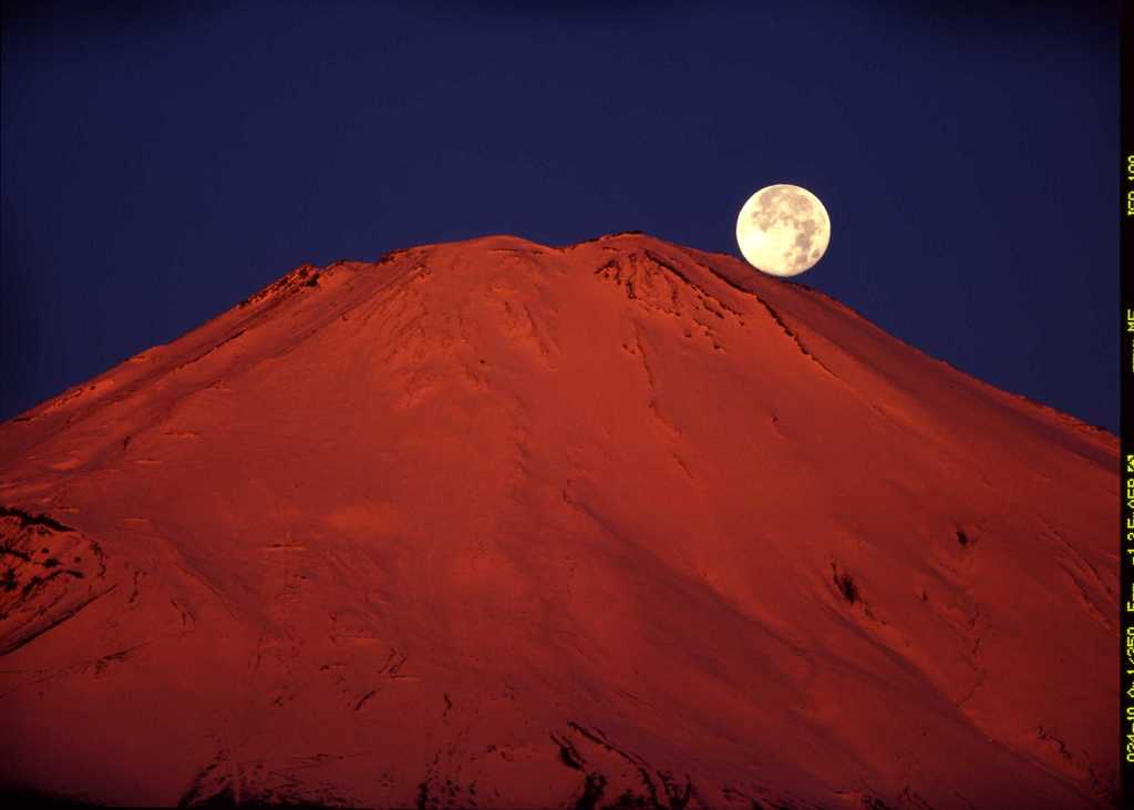 月と富士山