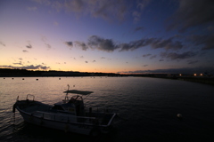漁船と夕暮れ