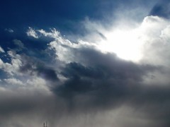 妖しい雲行き