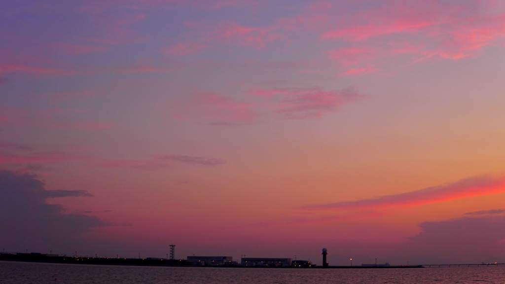 夕焼けに浮かぶ中部国際空港