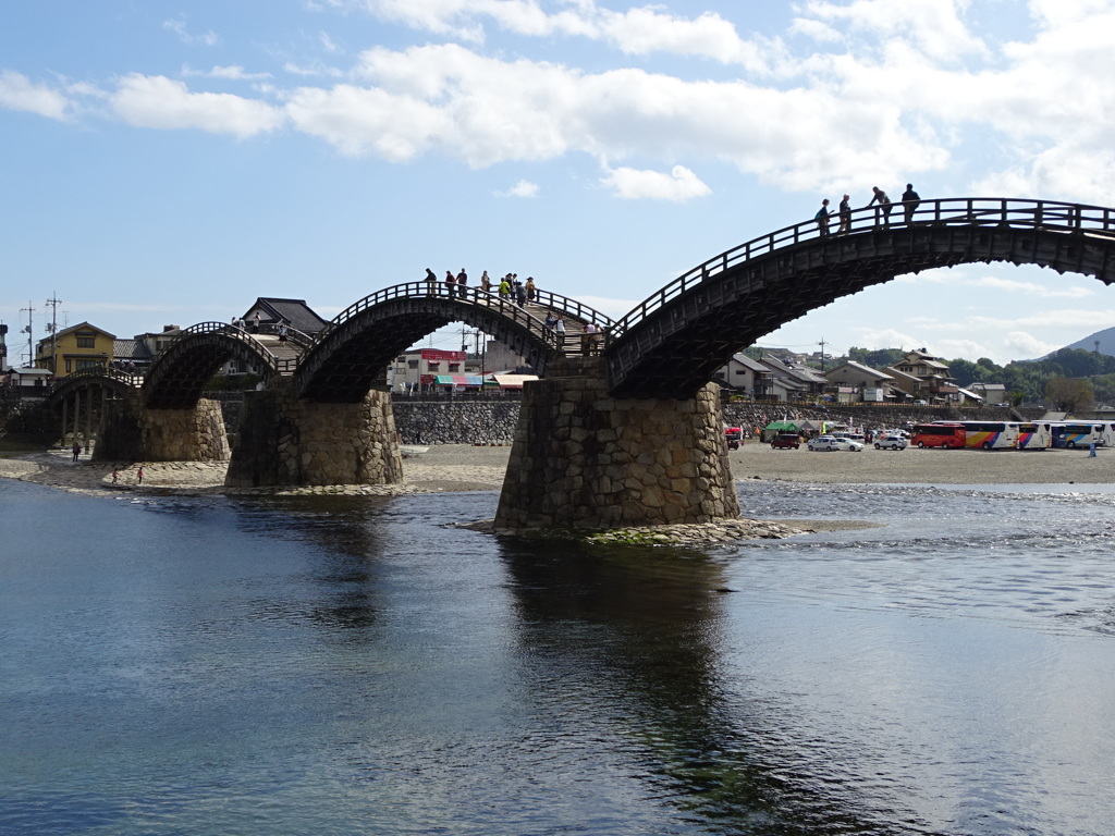 川を渡る錦帯橋