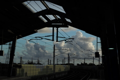 夏の雲と駅