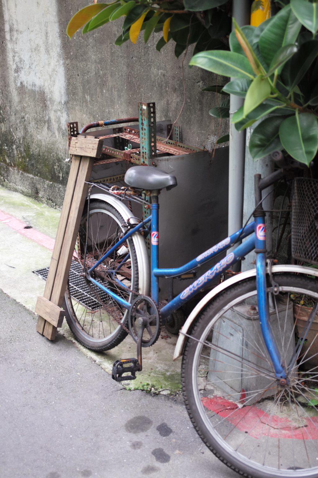 台湾　台北　路地裏　路地の自転車